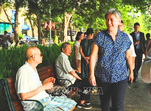 Bộ trưởng Bộ Ngoại giao Australia Penny Wong ngắm cảnh Hồ Hoàn Kiếm, thưởng thức cà phê trứng
